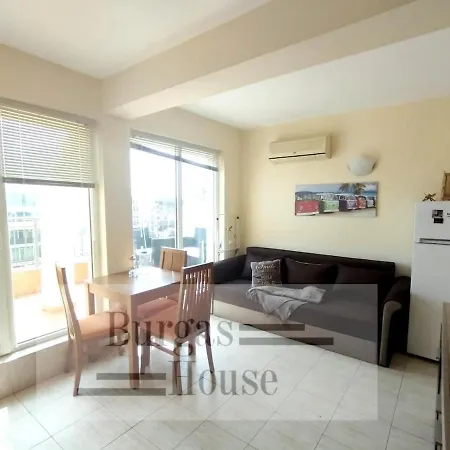Sunny Penthouse, Pool View, Near Nessebar * Slăntjev Brjag