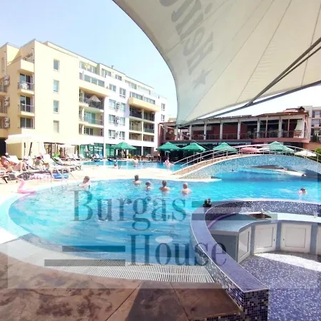 Sunny Penthouse, Pool View, Near Nessebar Lägenhet *