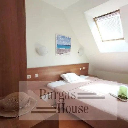 Sunny Penthouse, Pool View, Near Nessebar Slăntjev Brjag