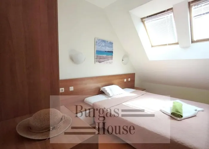 Sunny Penthouse, Pool View, Near Nessebar Slăntjev Brjag