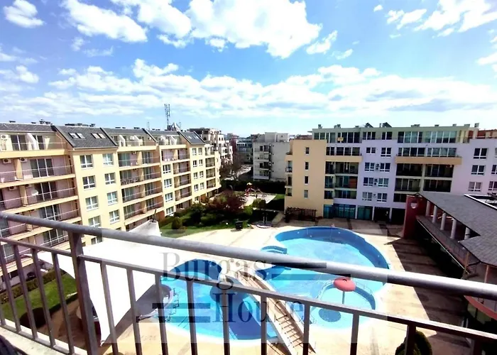 Sunny Penthouse, Pool View, Near Nessebar Lägenhet Slăntjev Brjag