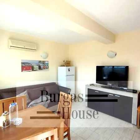 Apartment Sunny Penthouse, Pool View, Near Nessebar