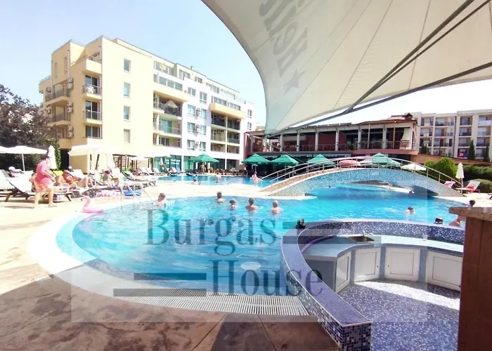 Sunny Penthouse, Pool View, Near Nessebar Apartment *