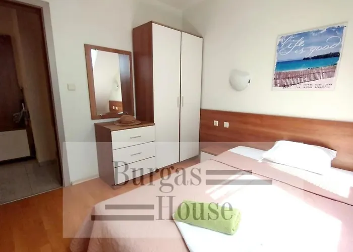 Sunny Penthouse, Pool View, Near Nessebar *