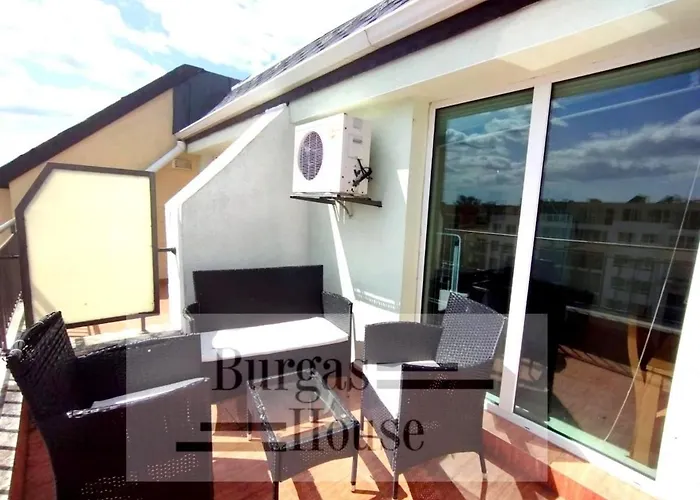 Apartment Sunny Penthouse, Pool View, Near Nessebar